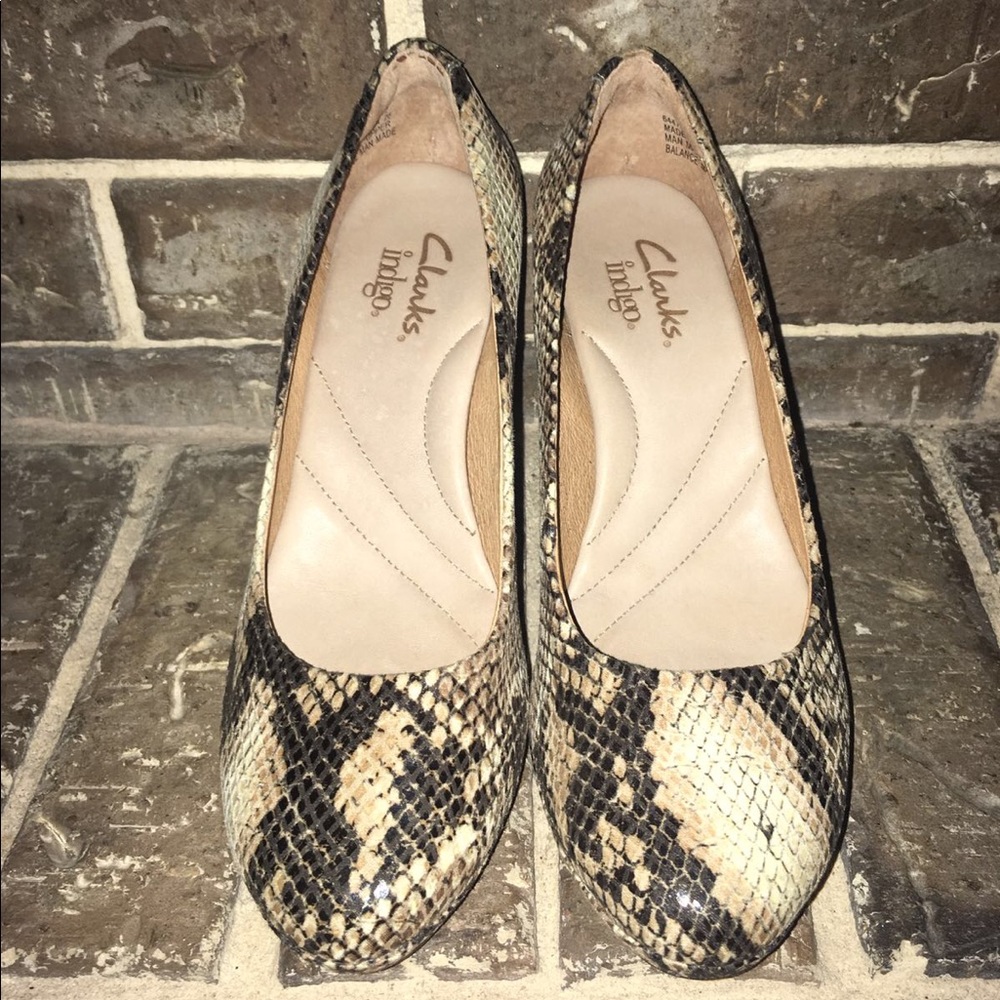 Clarks Indigo Snakeskin Textured Pumps